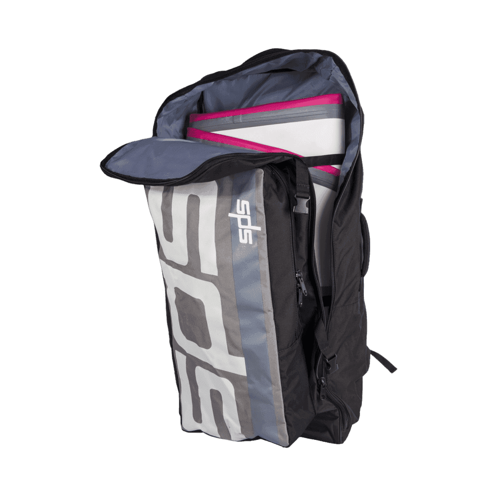  SUP transport bag. In the central pocket you can store the inflator, leash and keel without problems.