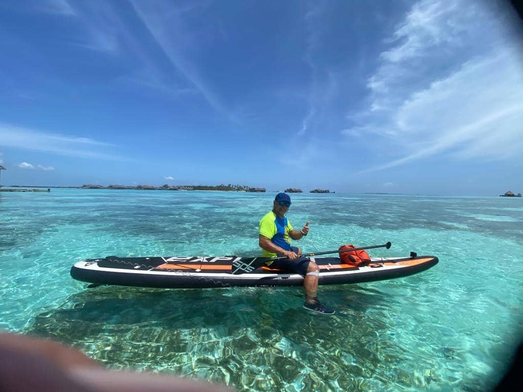 aguas cristalinas paddle surf maldivas